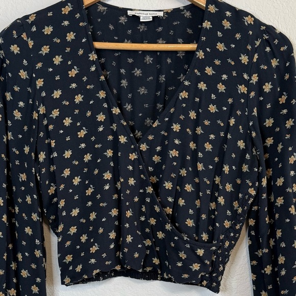 American Eagle Black Ditsy Floral Long Sleeve V Neck Smockec Crop Top Blouse MED - Picture 3 of 11
